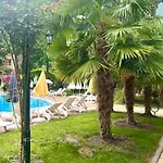 Bratanov Yassen Vilage ساني بيتش